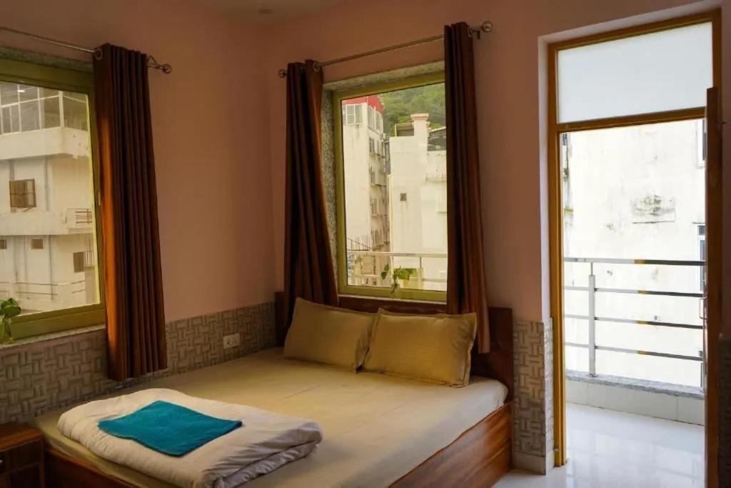 Shanti Hostel And Garden Cafe Rishikesh Luaran gambar